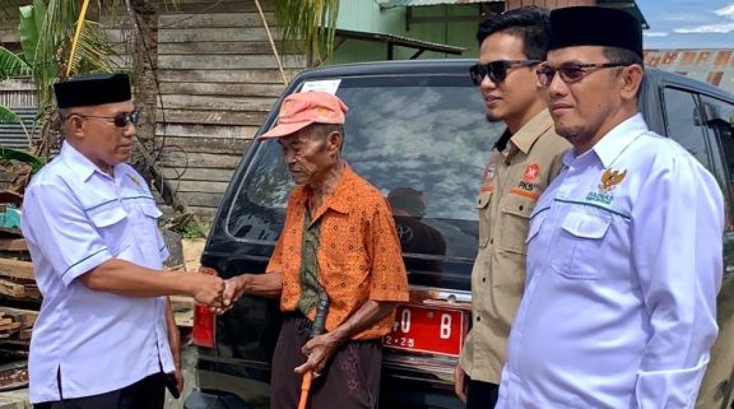 Baznas Kolaka Serahkan Bantuan kepada Korban Angin Puting Beliung