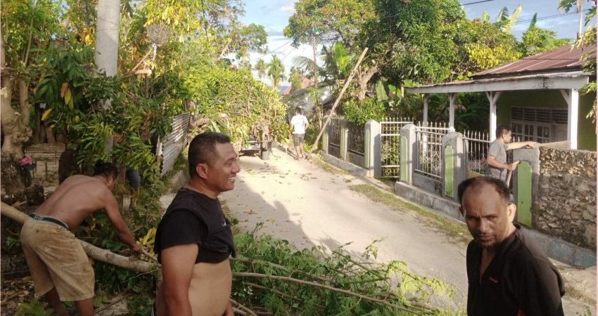 Jaga Kamtibmas, Warga Watonea Lorong Siswa VI Swadaya Terangi Lingkungan