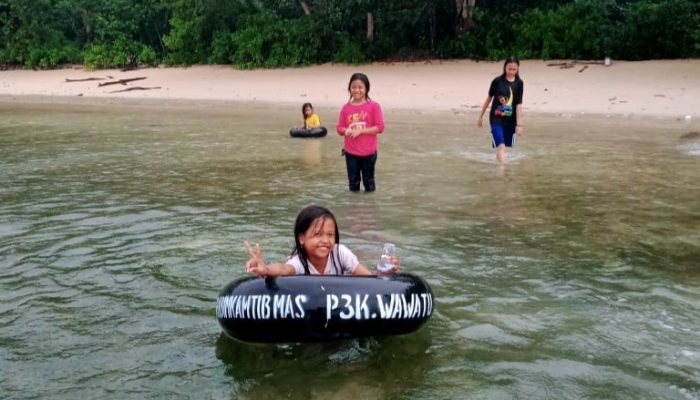 Cegah Kecelakaan Laut, Bripka Ifaruddin Siapkan Pelampung Gratis
