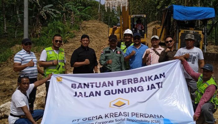 Kolaborasi dengan Dinas PU Konkep, PT GKP Kembali Lakukan Perbaikan Jalan