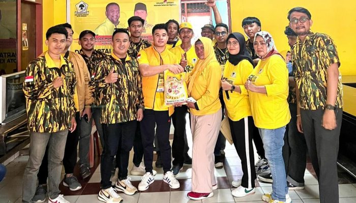 DPD II Golkar Kota Kendari Bagikan Beras ke Masyarakat di HUT ke 58