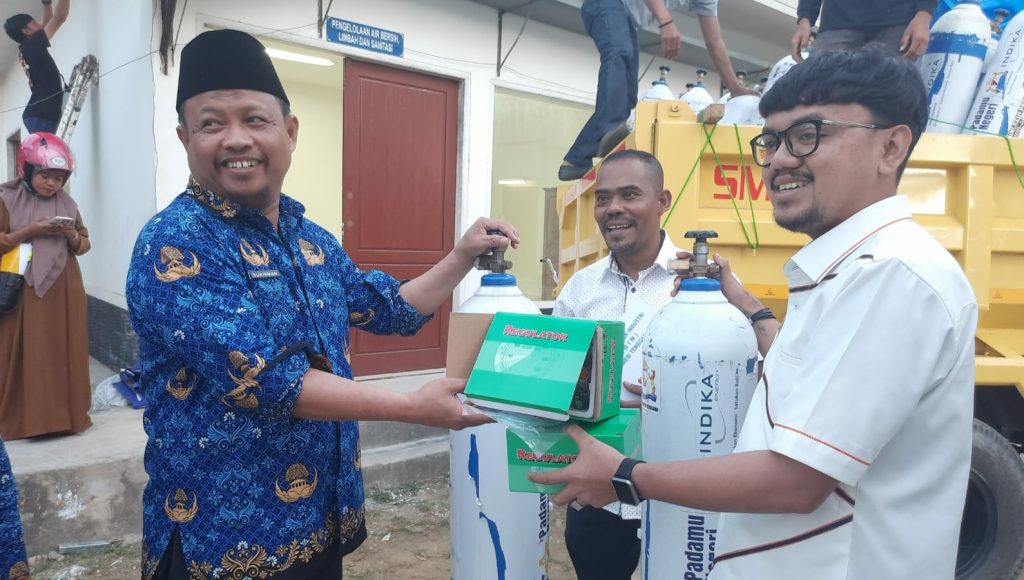 Kadin Sultra Serahkan Bantuan Tabung dan Regulator Oksigen di RSUD Kota Kendari