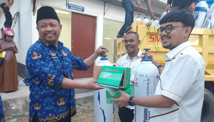 Kadin Sultra Serahkan Bantuan Tabung dan Regulator Oksigen di RSUD Kota Kendari