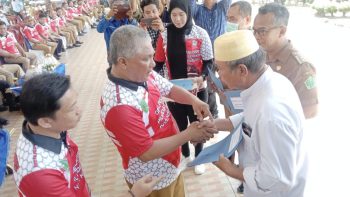 Bupati Konawe Serahkan Bantuan Hibah