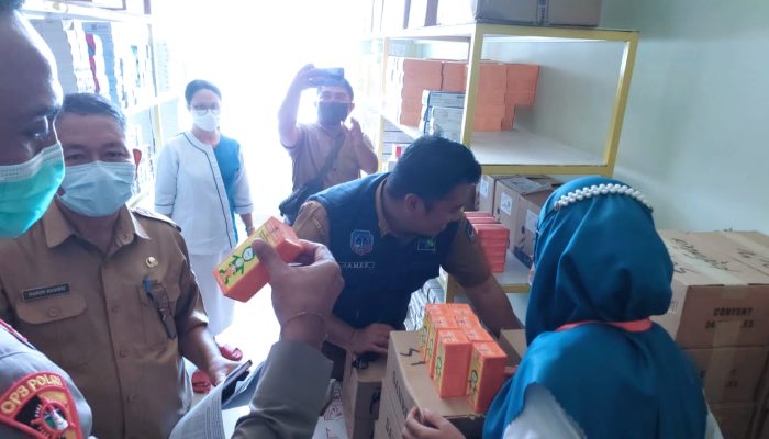 Dinkes Kolaka dan Polisi Sidak Penjualan Obat Sirup yang Dihentikan Sementara