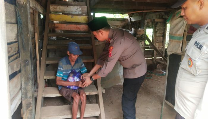 Jumat Berkah, Polsek Wundulako Berbagai Sembako Kepada Warga Kurang Mampu