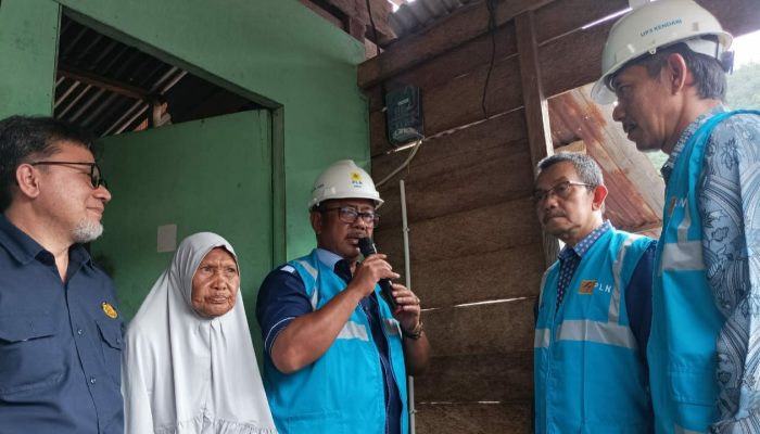 Anggota DPR RI Komisi VII Tinjau Pemasangan Listrik Gratis di Kolut