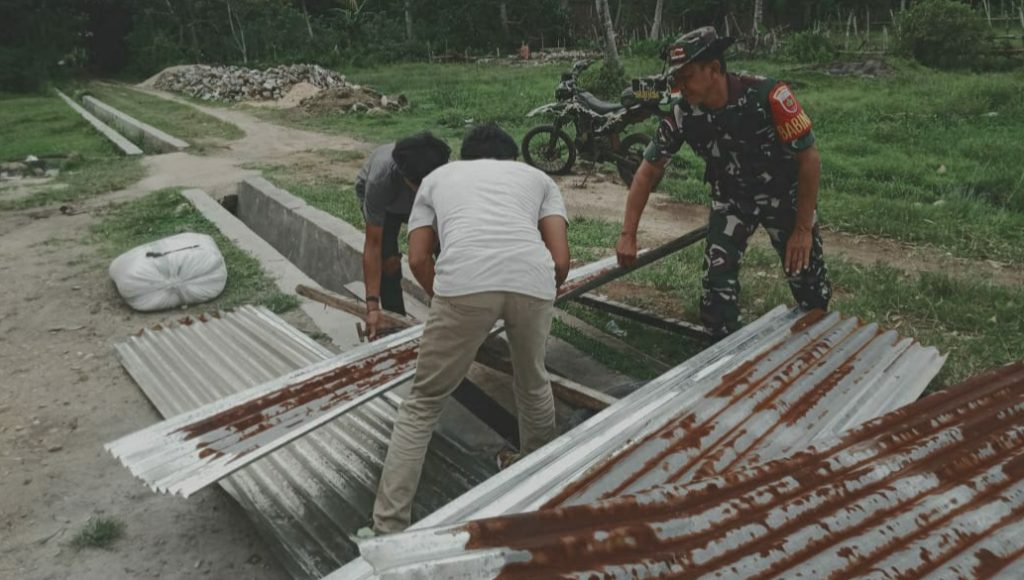 Sigap, Babinsa Kodim 1412/Kolaka Bantu Korban Bencana Angin Puting Beliung
