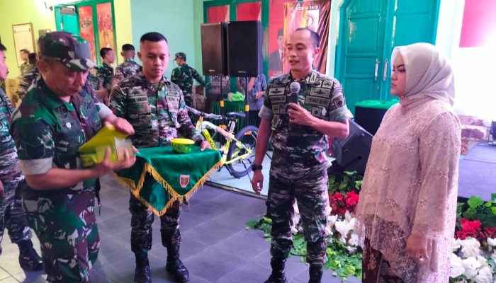 Momen Tahun Baru 2023, Dandim 1412/ Kolaka Bagi-bagi Bingkisan kepada Seluruh Personil