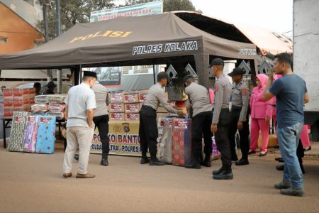 Polres Kolaka Serahkan Bantuan Sembako bagi Korban Kebakaran