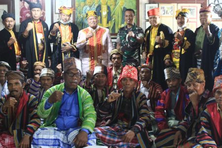 Sultan Buton Terima Piagam Penghargaan dari Pangdam XIV Hasanuddin