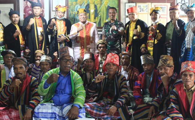 Sultan Buton Terima Piagam Penghargaan dari Pangdam XIV Hasanuddin