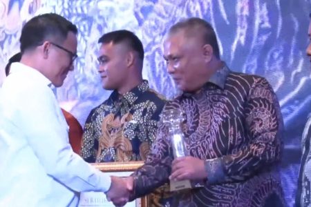 Bupati Konawe Terima Penghargaan Desa Cantik BPS RI