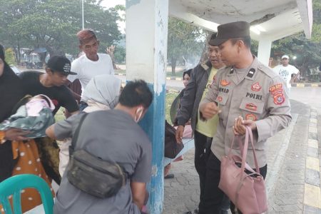Personil Polsek KP3 Kolaka Sigap Bantu Penumpang Kapal