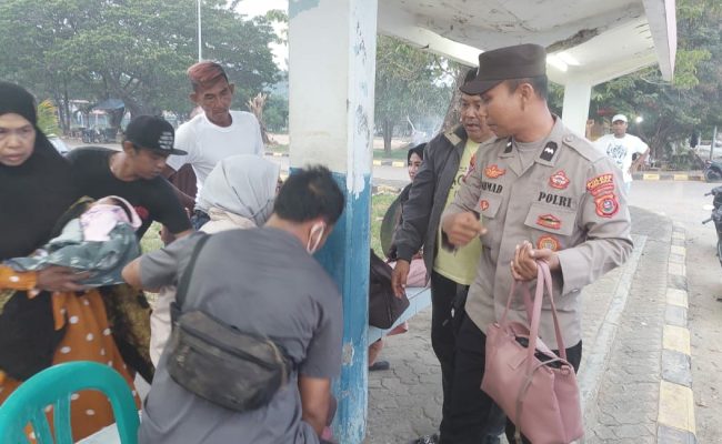 Personil Polsek KP3 Kolaka Sigap Bantu Penumpang Kapal