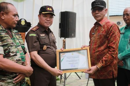 Kajari Buton Dinobatkan Sebagai Bapak Peduli