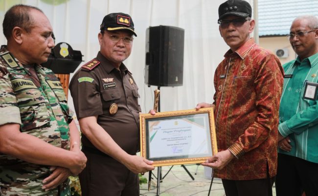 Kajari Buton Dinobatkan Sebagai Bapak Peduli