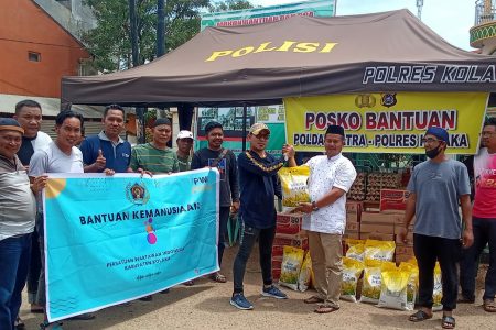 PWI Kolaka Serahkan Bantuan Sembako Korban Kebakaran di Pomalaa