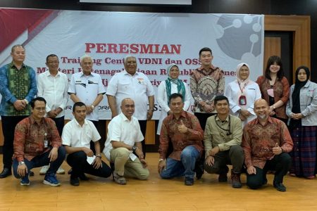 Menteri Tenaga Kerja Terima Bantuan Alat Berat dari VDNI dan OSS untuk BPVP Sultra