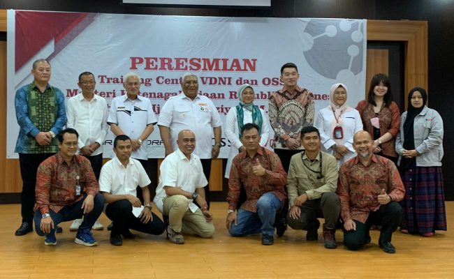 Menteri Tenaga Kerja Terima Bantuan Alat Berat dari VDNI dan OSS untuk BPVP Sultra