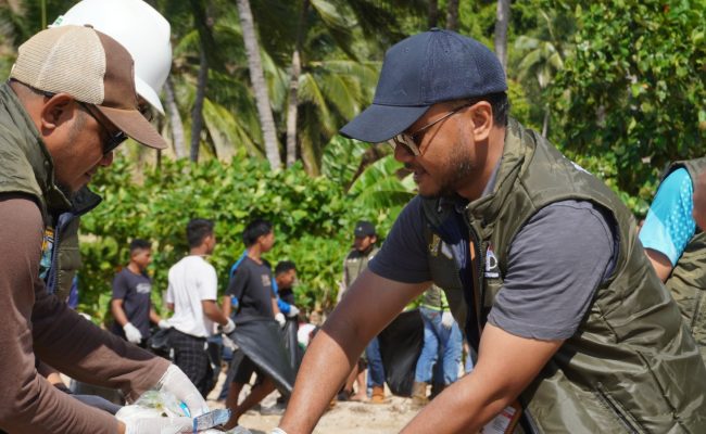 Peduli Lingkungan, PT GKP Bersama Masyarakat Nambo Jaya Laksanakan Bersih-bersih Pantai