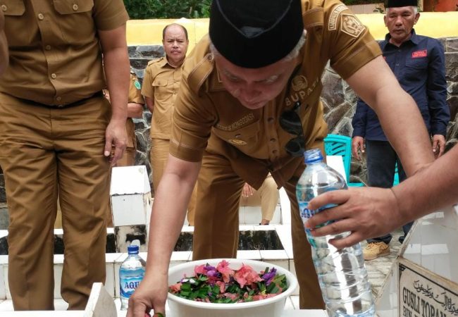Bupati Konawe Ziarah ke Makam Gusli Topan Sabara