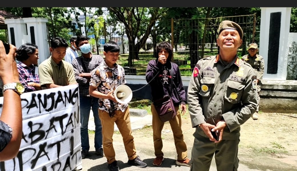 Puluhan Sat Pol PP Sultra Amankan Unras di Kantor Gubernur