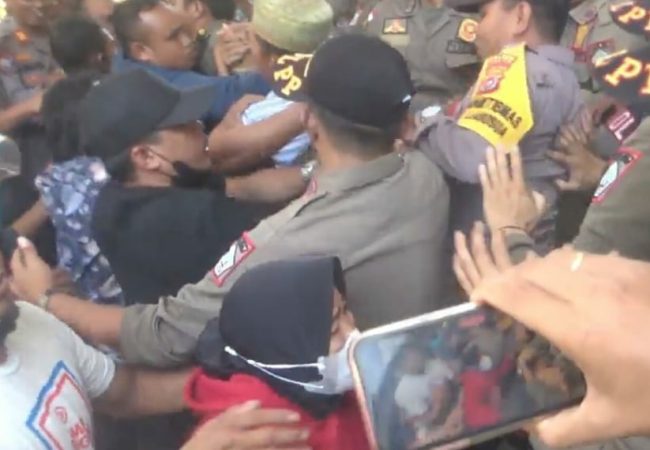 Massa Bentrok dengan Pol PP Terkait Hak Pilih di Pilkades Desa Lambuno Dicabut