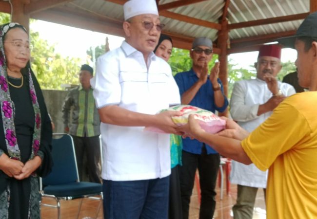 Pengusaha di Kolut ini Salurkan Bantuan Beras 100 Ton bagi Masyarakat