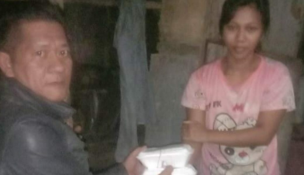Grebek Sahur, Pemerintah Kelurahan Lamokato Bagikan 100 Paket untuk Warga Kurang Mampu