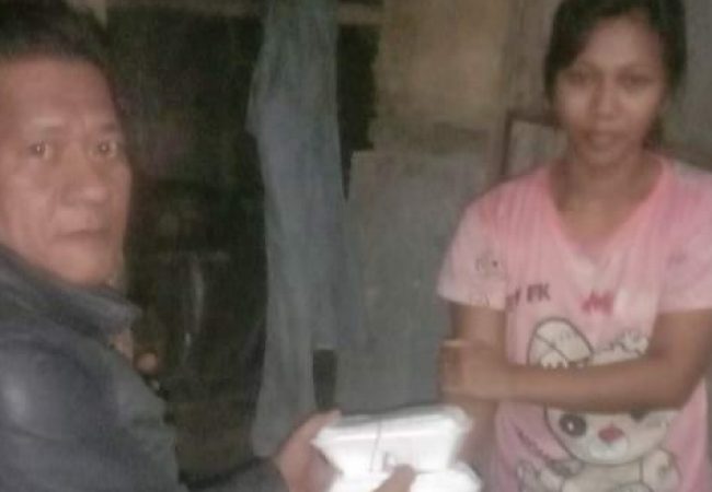 Grebek Sahur, Pemerintah Kelurahan Lamokato Bagikan 100 Paket untuk Warga Kurang Mampu