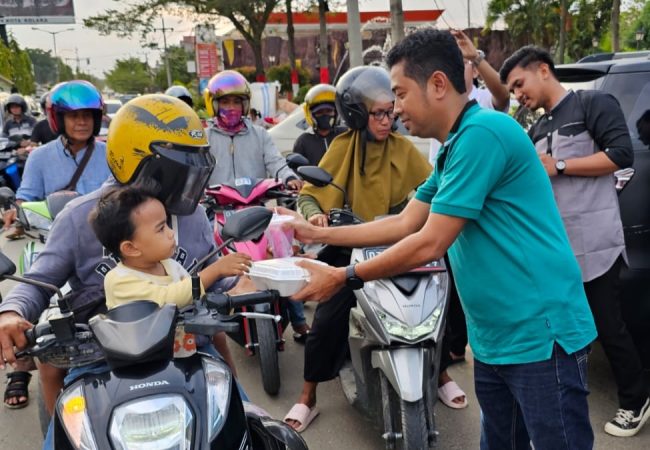 Bagikan Ratusan Takjil, Komunitas ADAKI Kolaka Berbagi dengan Pengendara Jalan