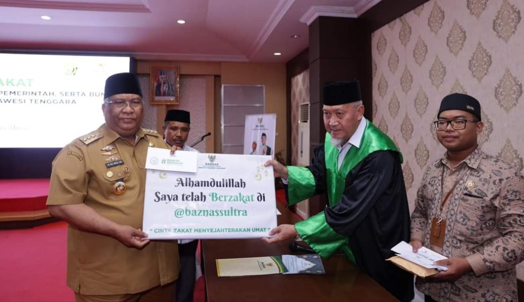 Gubernur Ali Mazi Lakukan Pembayaran Zakat dan Serahkan BLT Kepada Lansia