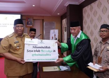 Gubernur Ali Mazi Lakukan Pembayaran Zakat dan Serahkan BLT Kepada Lansia