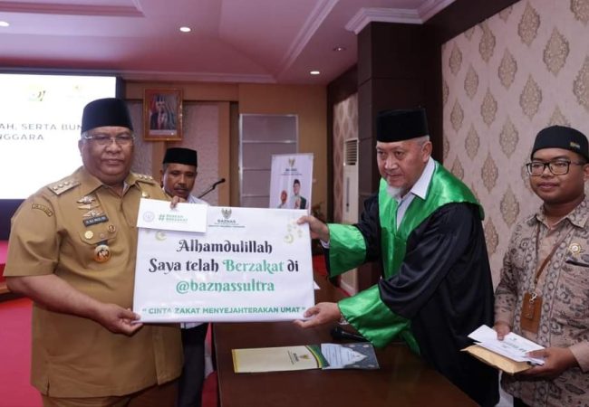 Gubernur Ali Mazi Lakukan Pembayaran Zakat dan Serahkan BLT Kepada Lansia