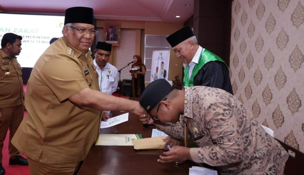 Gubernur Ali Mazi Lakukan Pembayaran Zakat dan Serahkan BLT Kepada Lansia