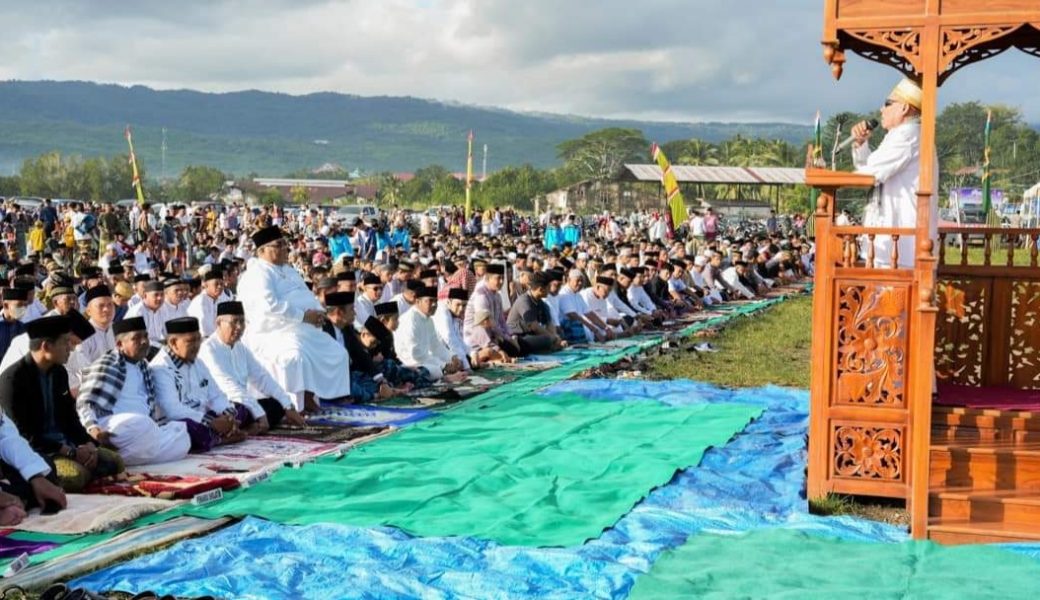 Gubernur Ali Mazi Salat Idul Fitri di Lapangan Banabungi Pasarwajo