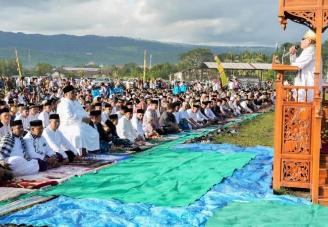 Gubernur Ali Mazi Salat Idul Fitri di Lapangan Banabungi Pasarwajo