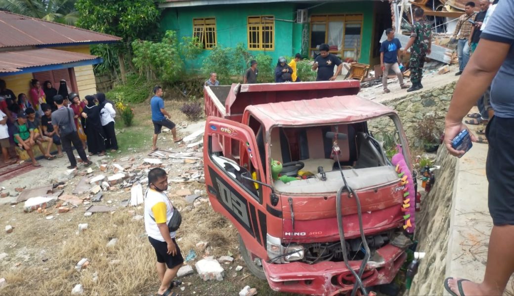 Akibat Hilang Kendali Truck ini Tabrak Rumah Warga