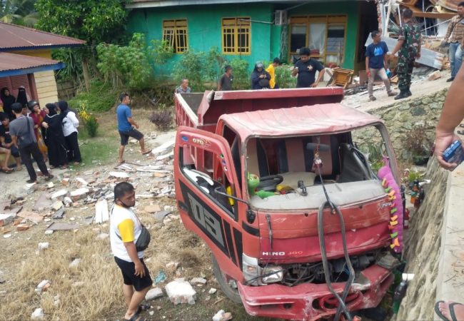 Akibat Hilang Kendali Truck ini Tabrak Rumah Warga