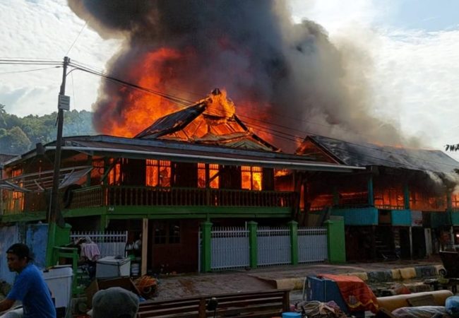 Diduga Arus Pendek Listrik, 10 Rumah di Kolaka Ludes Terbakar