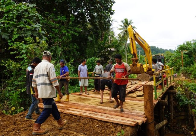 Peduli Infrastruktur di Lingkar Tambang, PT GKP bersama Masyarakat Rehab Jembatan Keu Mohalo
