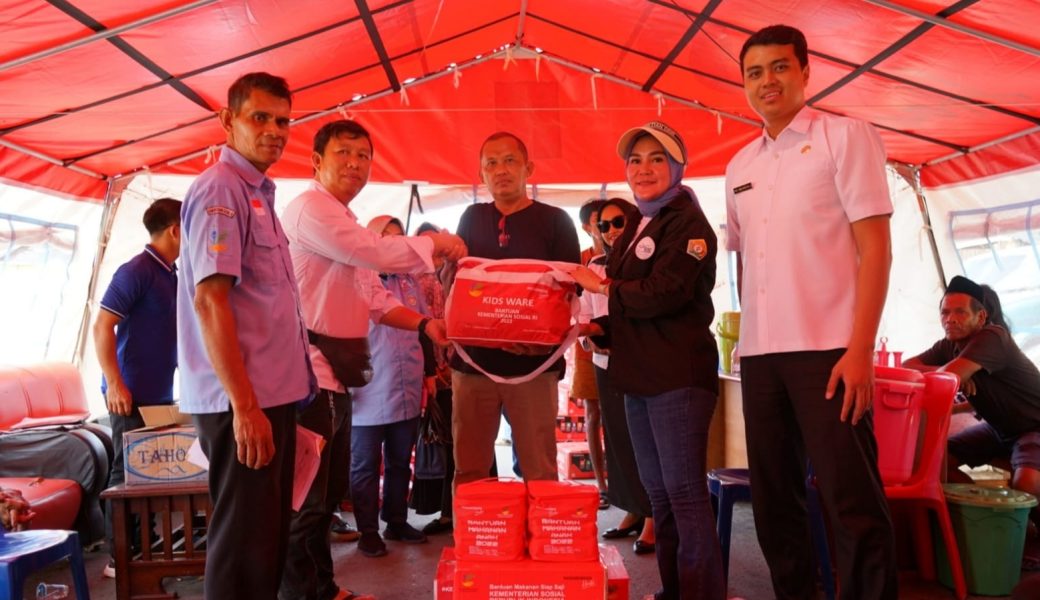 Dinsos Sultra Salurkan Bantuan Bagi Korban Kebakaran di Kolakaasi