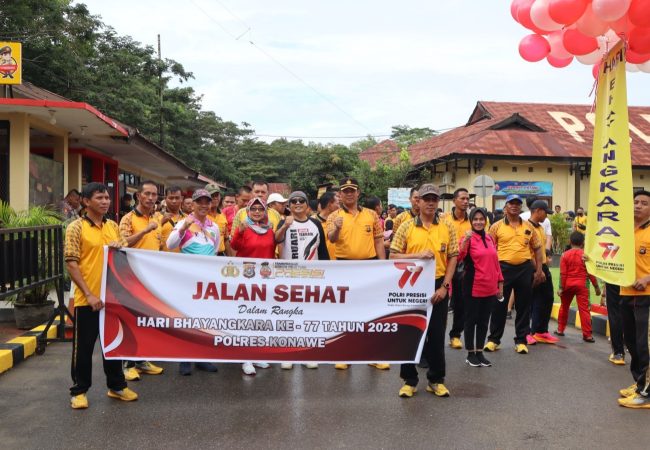 Sambut HUT Bhayangkara ke 77, Polres Konawe Gelar Jalan Sehat