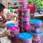 Kurangi Penggunaan Plastik, PT Antam Bagikan Daging Qurban Tanpa Menggunakan Plastik