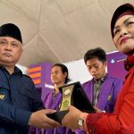 Tingkatkan Mutu Pendidikan, Bupati Konawe Serahkan Bantuan Beasiswa di Unilaki