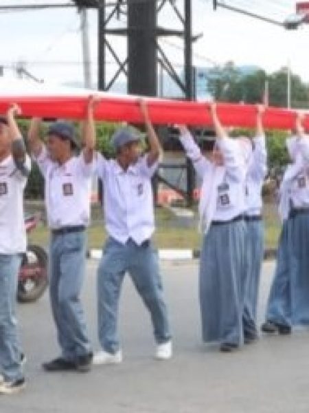 Ribuan Siswa Kibarkan Bendera Merah Putih Sepanjang 17 Kilometer dari Kendari Hingga Konsel