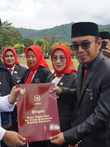 HUT RI ke 78, Parinringi Berikan Piagam Satya Lencana PNS dan Santunan Veteran Kolut