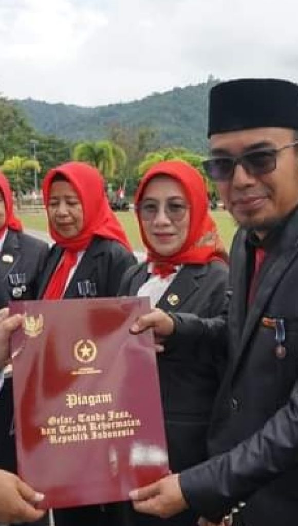 HUT RI ke 78, Parinringi Berikan Piagam Satya Lencana PNS dan Santunan Veteran Kolut