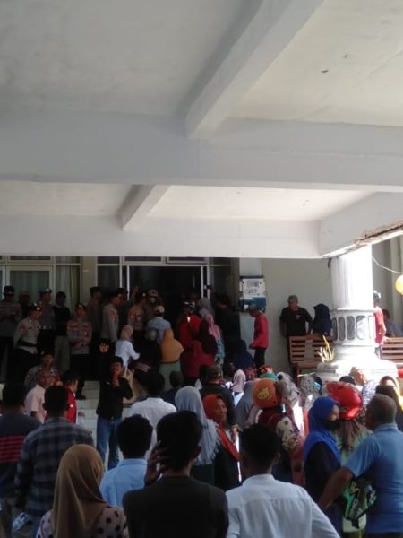 Dua Elemen Massa Aksi Geruduk Gedung DPRD Wakatobi